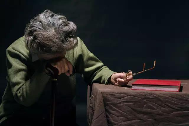梦魇边缘，解密挖坟墓遇奶奶，棺中惊魂的深层心理意象
