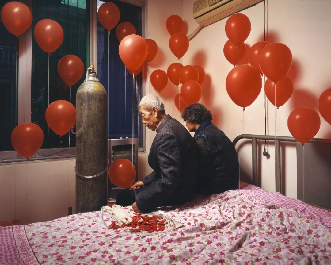 两个武汉小伙,10年专拍“伪新闻”,比现实更戳心