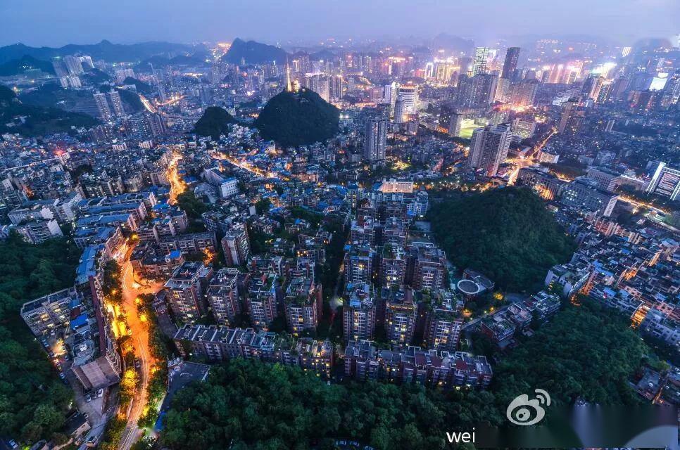 换一个视角看整个城市,习惯了朝夕相处的大街小巷,这样俯视贵阳会有