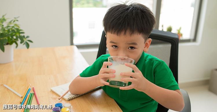 从小喝牛奶和不喝牛奶的孩子，长大后有啥区别？10年后差距很大