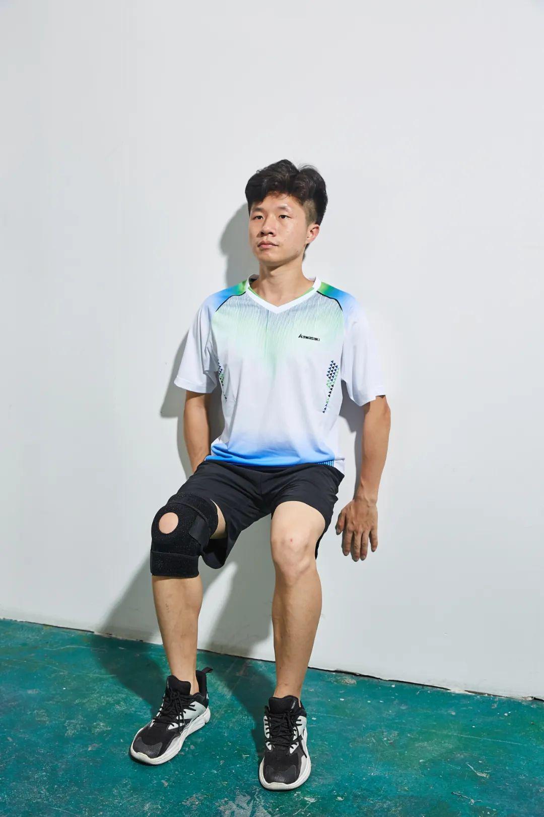 挺胸伸直腰,靠墙,目视前方