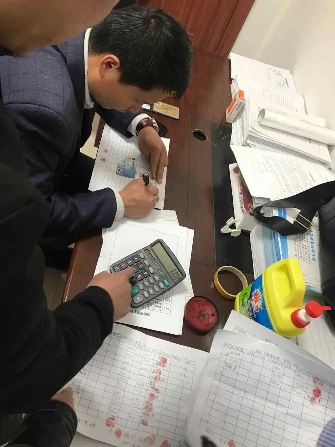 人数，登记员工银行卡，承诺本周将拖欠工资发放到各个员工银行账户内。