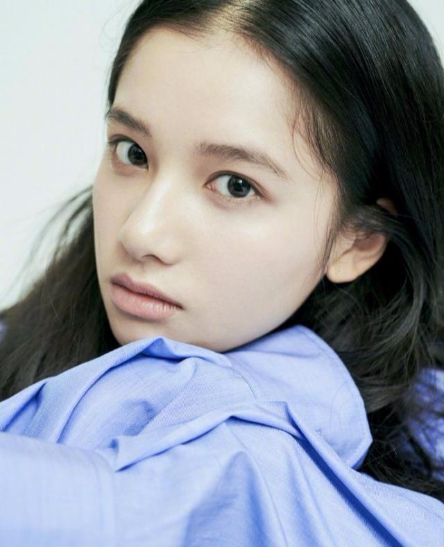 周迅放下身段捧侄女出道，对方却被讽是最丑小