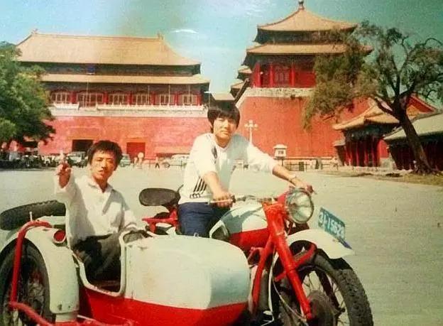 80年代老照片:全村人在一起看大电影的场面,那个时候的烫头发