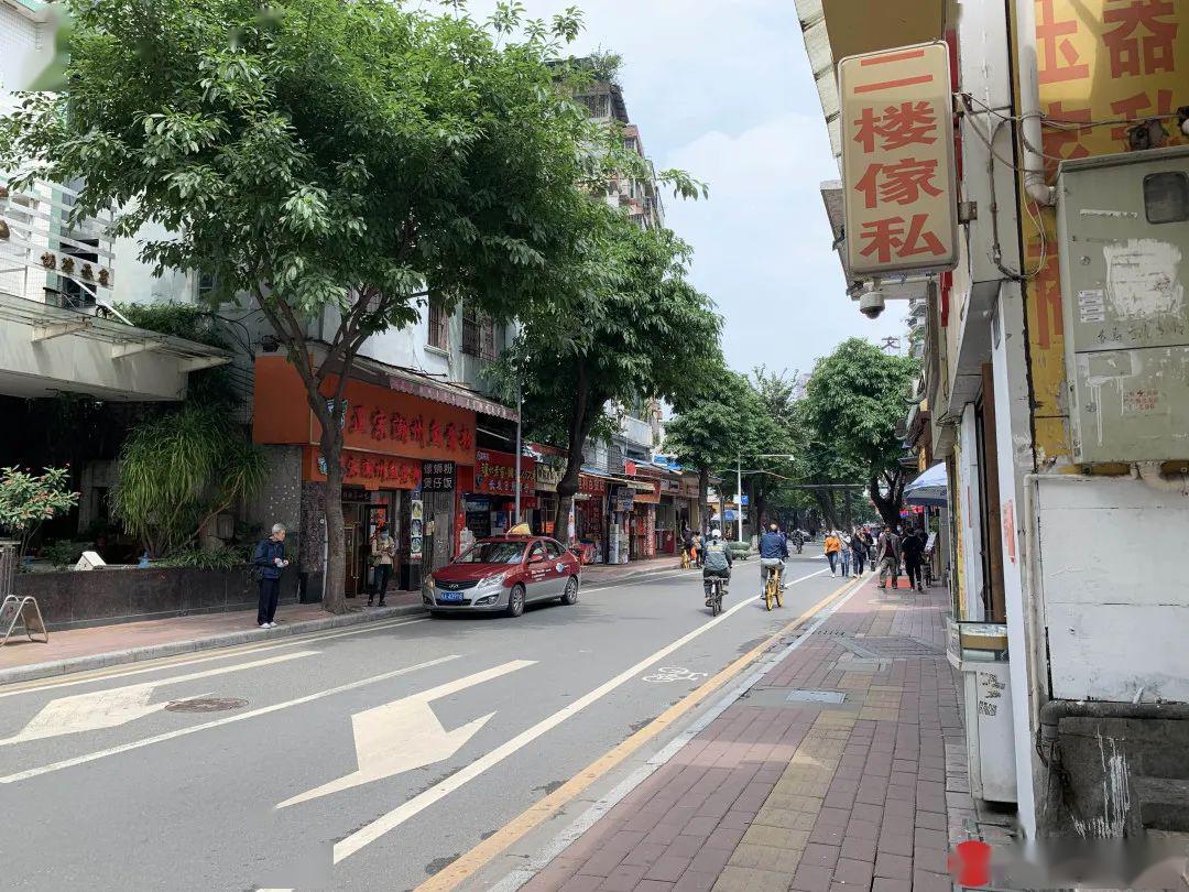 这条街人流不多,店里打铁磨石的倒是勤奋.
