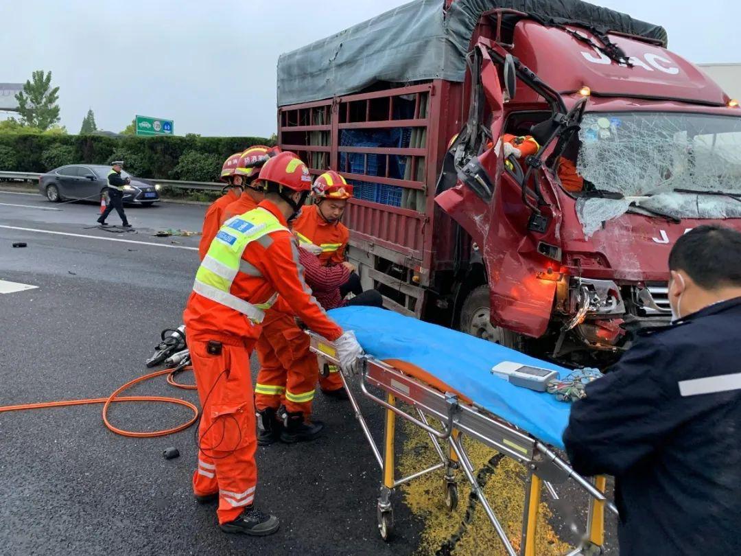 如皋发生一起车祸!2人当场身亡._货车