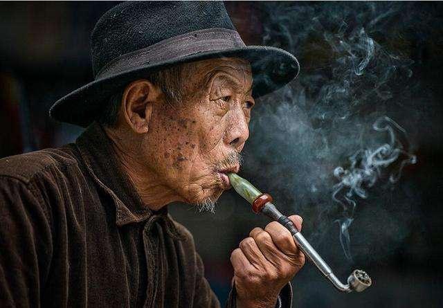 原创133岁老人抽烟喝酒,总结简单长寿秘诀:做三件事,从不碰一物