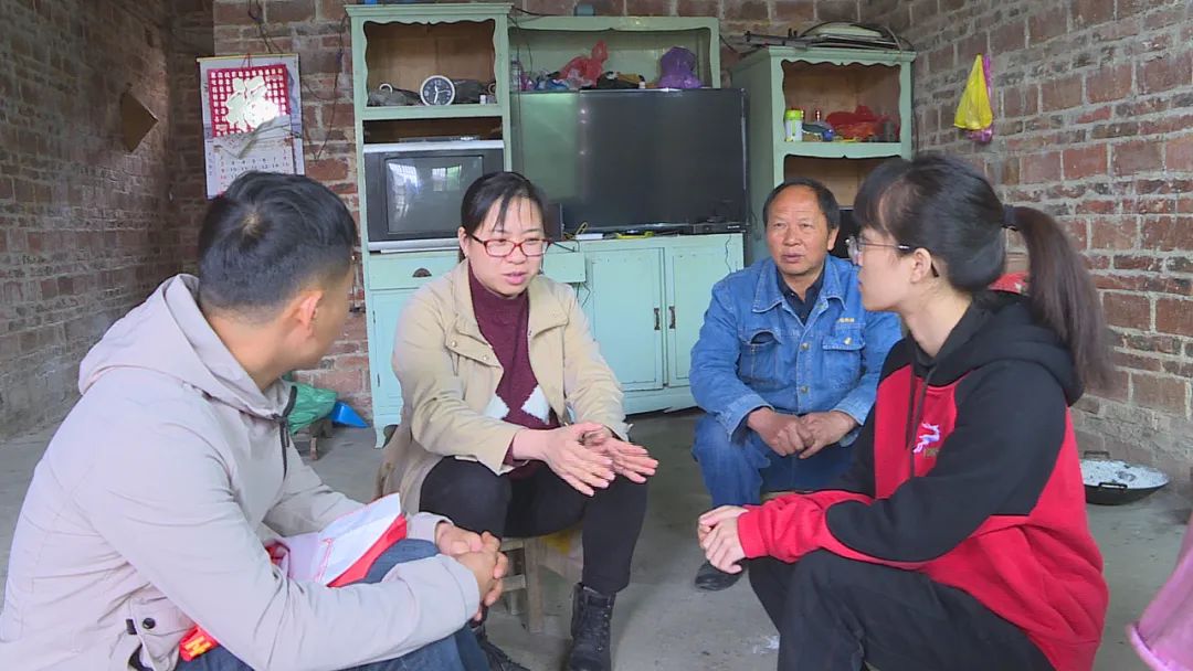 作为谢丹红家的帮扶人,六塘镇党委书记覃雨佳积极做好该户脱贫后的
