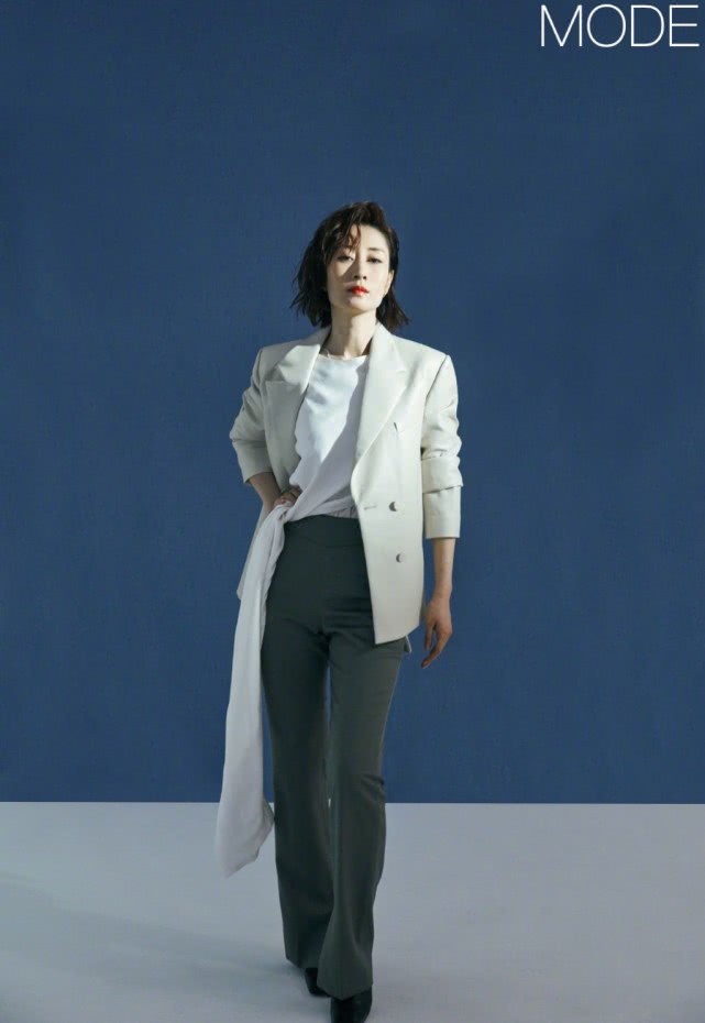 红色一袭红色露肩修身礼服，性感迷人刘敏涛优雅唱起《红色高跟鞋》