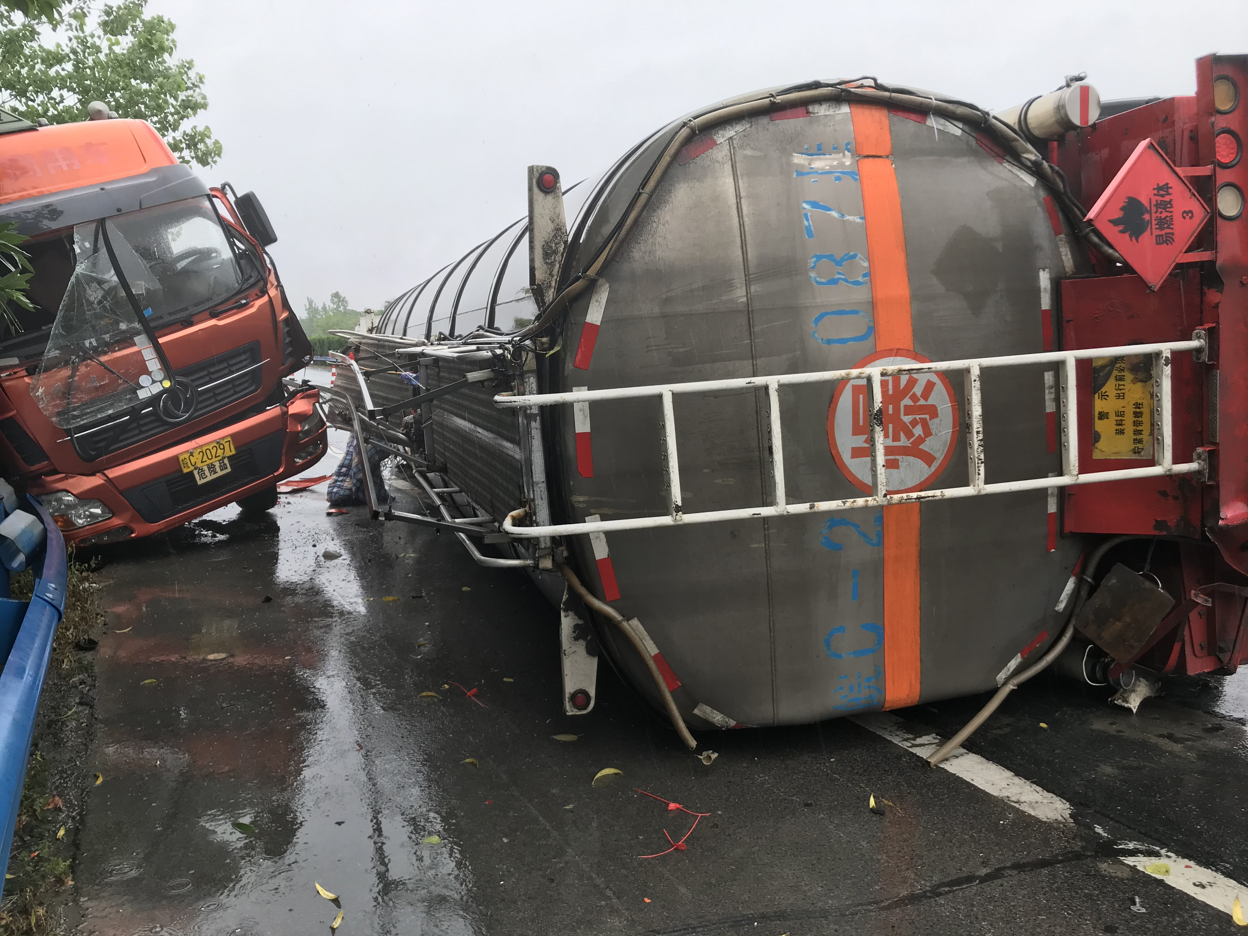 湖北省黄冈市浠水县消防救援大队接警后,迅速出动2台消防车,10名消防