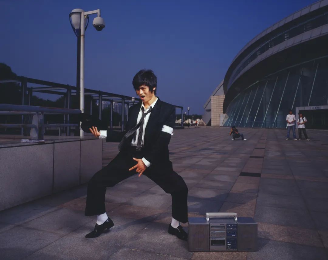 两个武汉小伙,10年专拍“伪新闻”,比现实更戳心