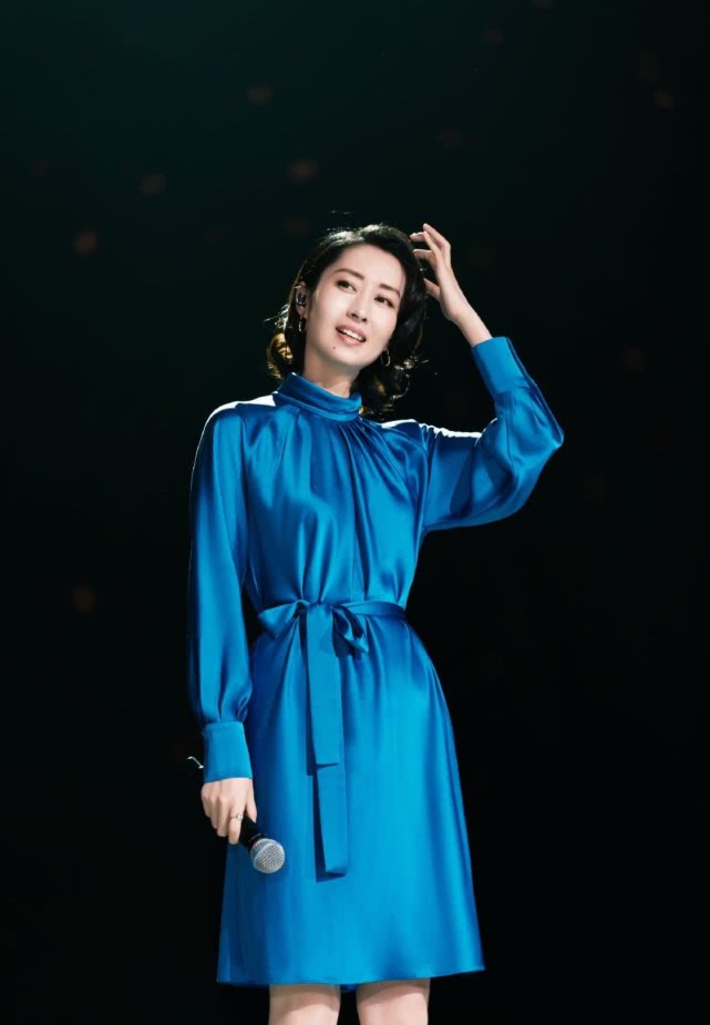 红色一袭红色露肩修身礼服,性感迷人刘敏涛优雅唱起《红色高跟鞋》