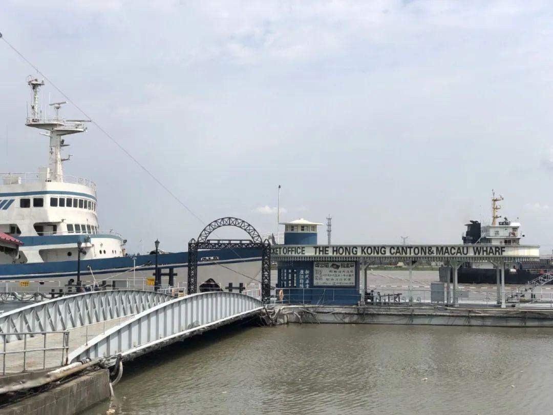 酒店出门步行300米即达吴淞码头,这里是黄浦江与长江的汇流处,也是