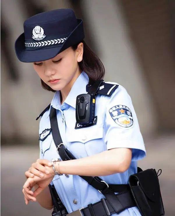 那些穿警服的女星