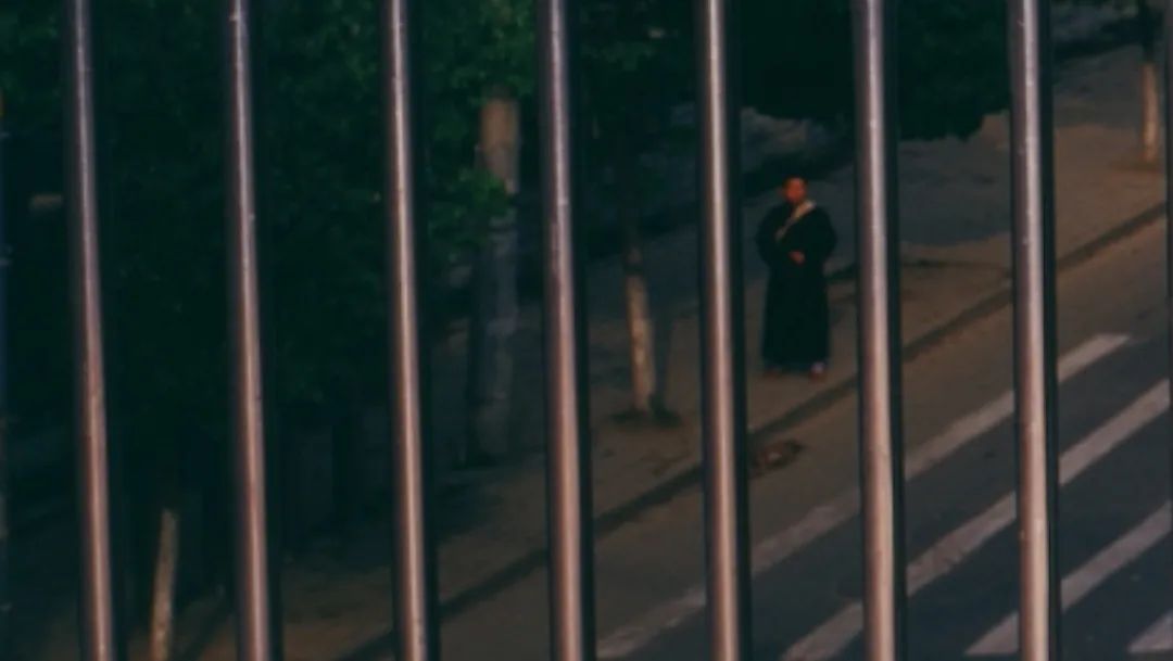 两个武汉小伙,10年专拍“伪新闻”,比现实更戳心