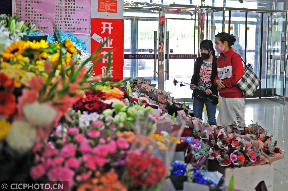 2020年5月9日,在河北省秦皇岛市海港区花卉市场,市民在选购鲜花.