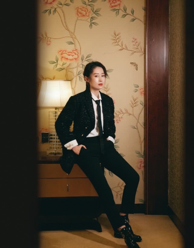 红色一袭红色露肩修身礼服，性感迷人刘敏涛优雅唱起《红色高跟鞋》