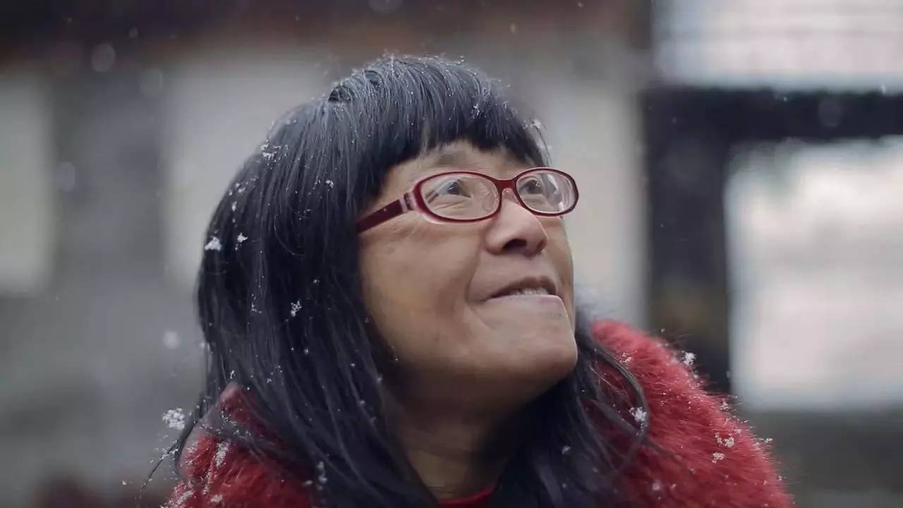 余秀华给歌手李健写情诗,文采引发网友膜拜,内容却肉麻得难下口