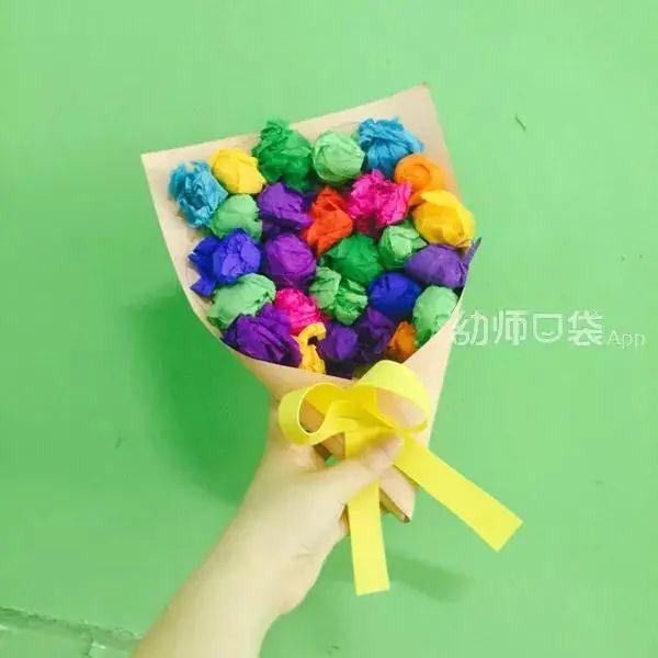 鸡蛋托剪成小块,涂上喜欢的颜色,就很像花朵的造型,配上绿色纸条和