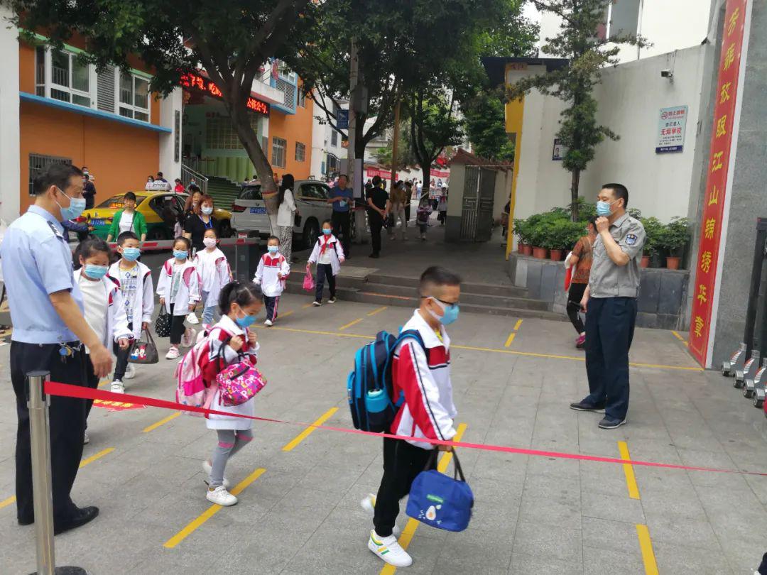 (记者 龚傲 实习记者 陈久玲)南峰小学