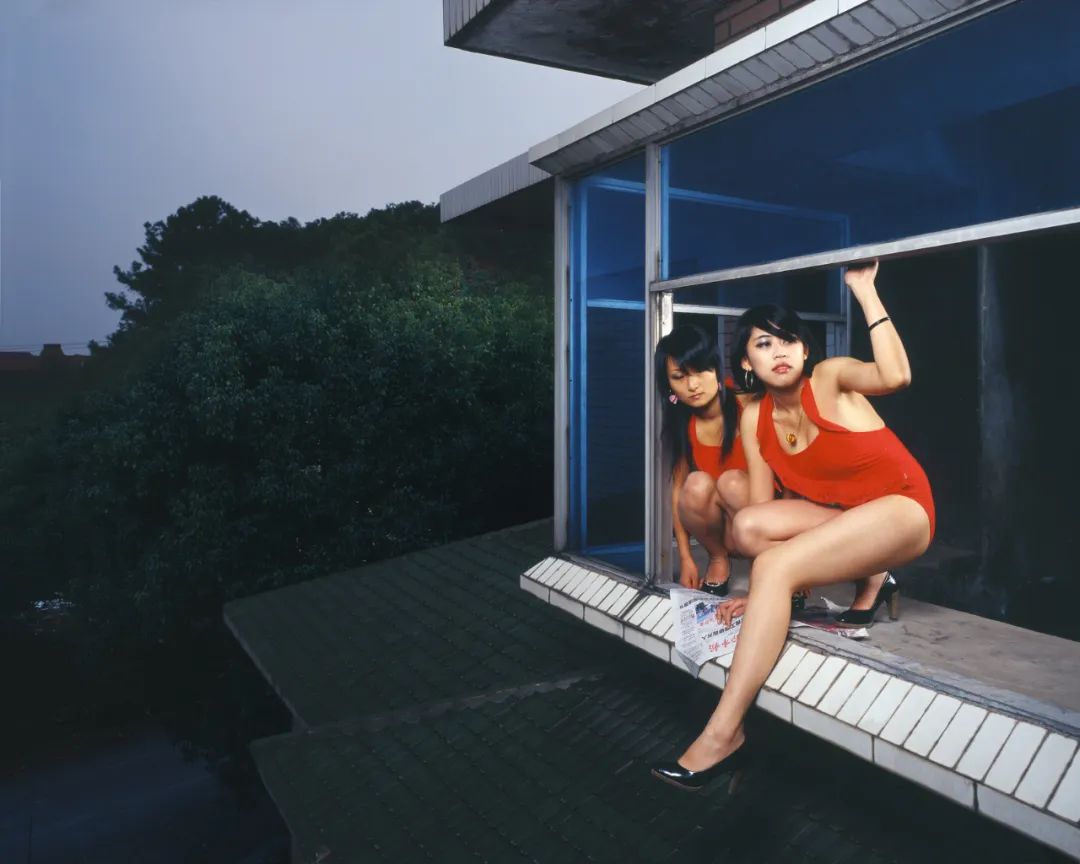 两个武汉小伙,10年专拍“伪新闻”,比现实更戳心