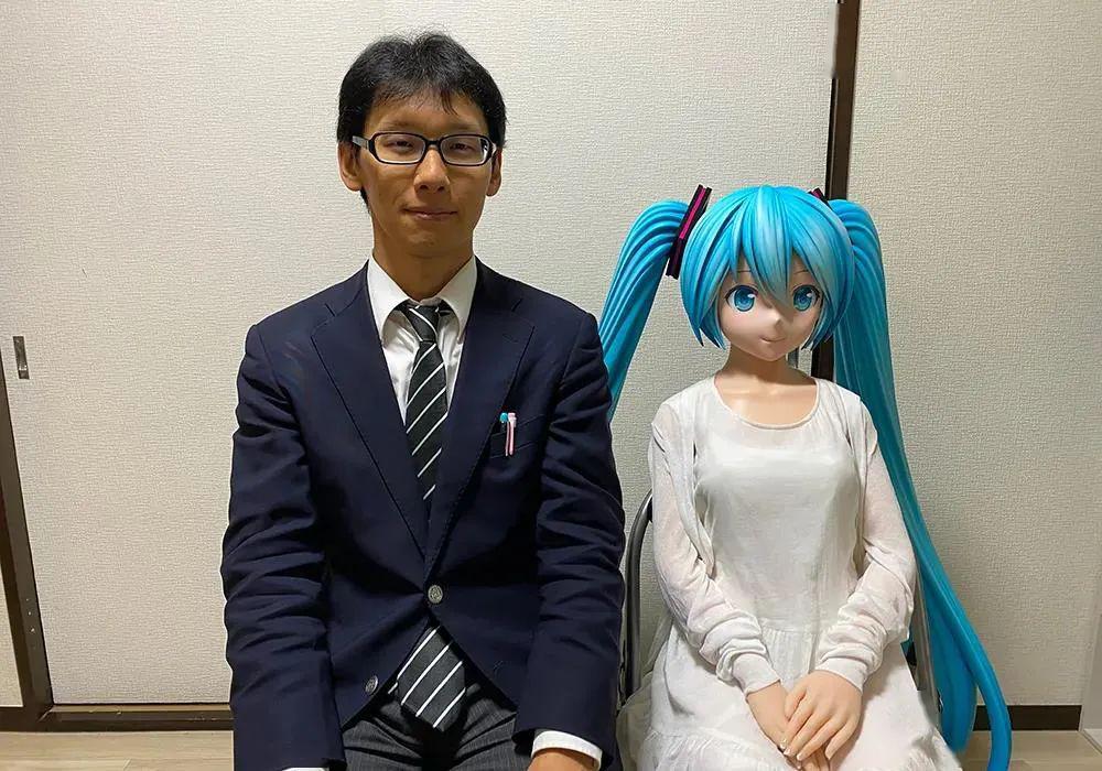 2年前花200w和初音结婚的日本死宅,他老婆到期了.