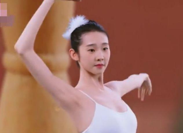 原创创3张艺凡跳芭蕾舞惊艳亮相,所有干净美好的词说的就是她这样吧