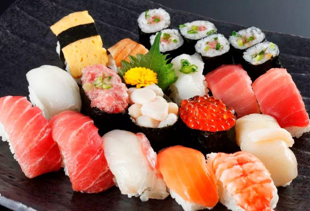 日本人很喜欢吃鱼,日料中也有刺身,寿司,蒸鱼,炸鱼等各种鱼类料理.