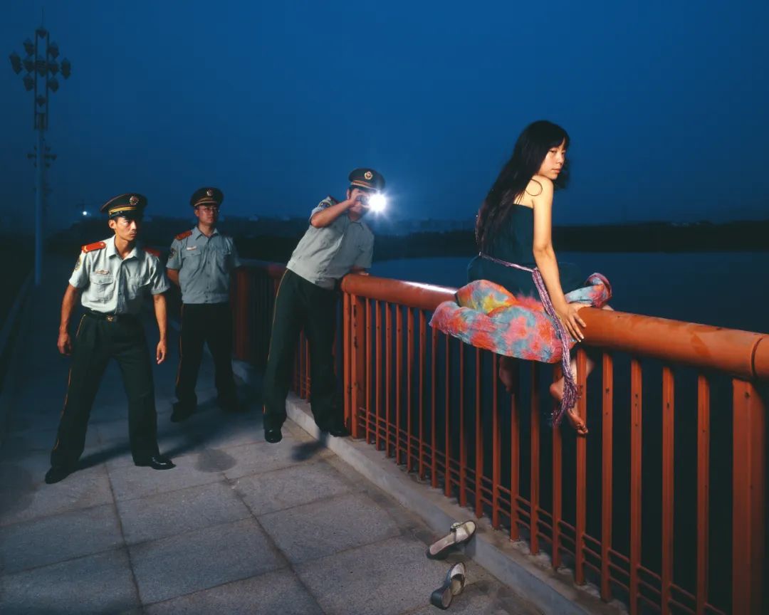 两个武汉小伙,10年专拍“伪新闻”,比现实更戳心