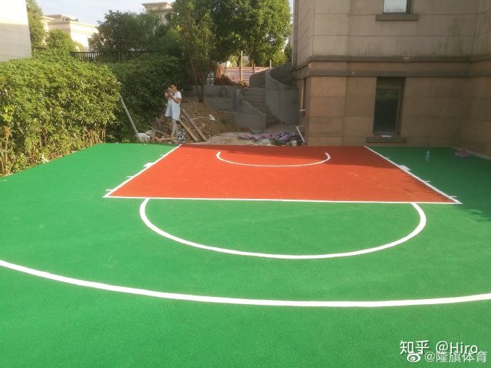 想在家里修建一个小型篮球场最少需要多大的空间和成本