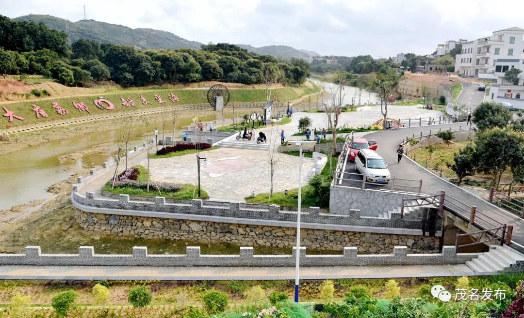 高州市根子镇桥头村河岸广场.茂名日报社全媒体记者 陈国汉 摄