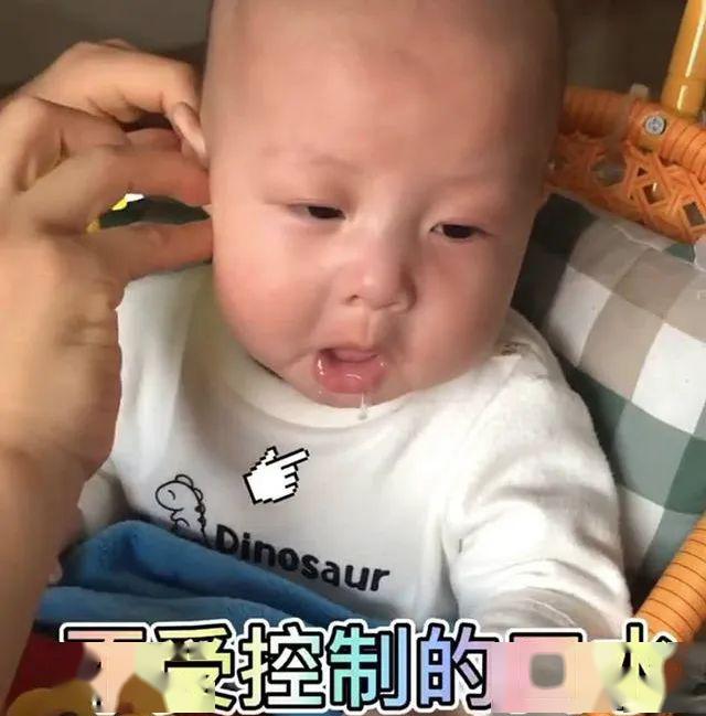 『妈妈』不掏便哭给你看~网友：长大后是采耳的VIP客户宝宝沉醉于被妈妈掏耳朵