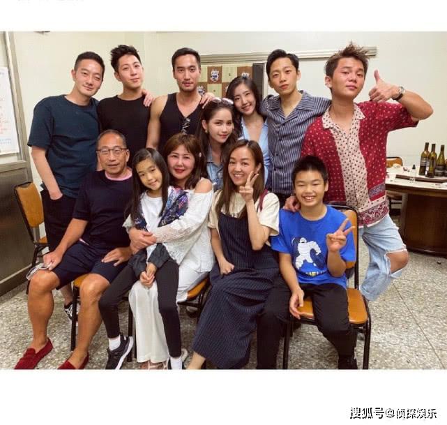 赖弘国离婚刚发完煽情文便结伴出游,网友直呼很渣