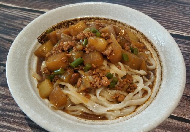 红烧茄子太油腻,我家夏天很少会吃,凉拌茄子,蒸茄子家人都不是太喜欢