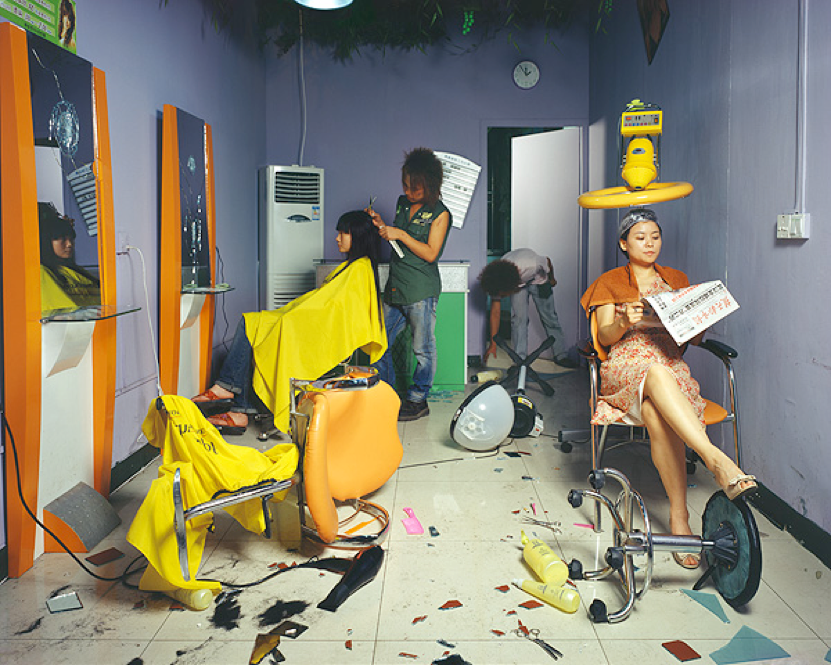 两个武汉小伙,10年专拍“伪新闻”,比现实更戳心