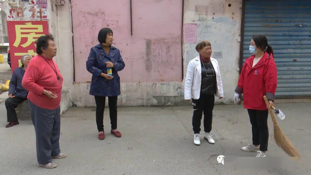 博鱼中国小广告贴满墙 居民很闹心(图2)