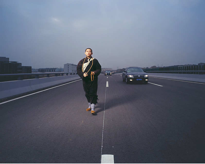 两个武汉小伙,10年专拍“伪新闻”,比现实更戳心