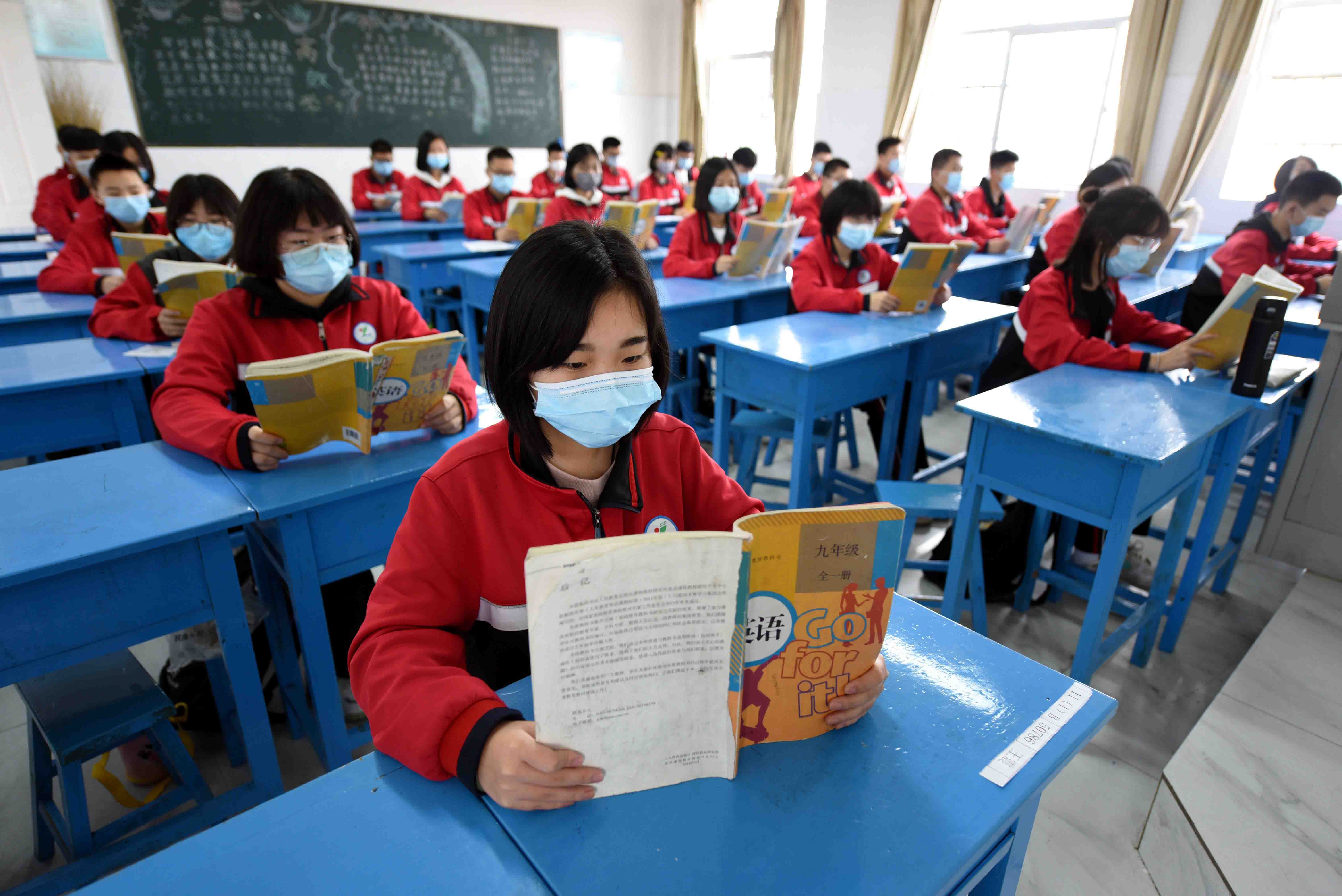 5月9日,在山东省临沂市郯城县育才中学,学生间隔就座上课.