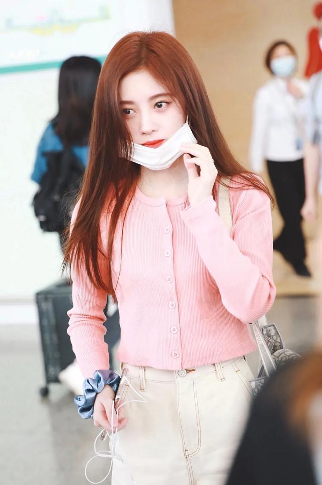 仙女基础款针织衫穿出仙女范，新发色加分鞠婧祎不愧“四千年美人”