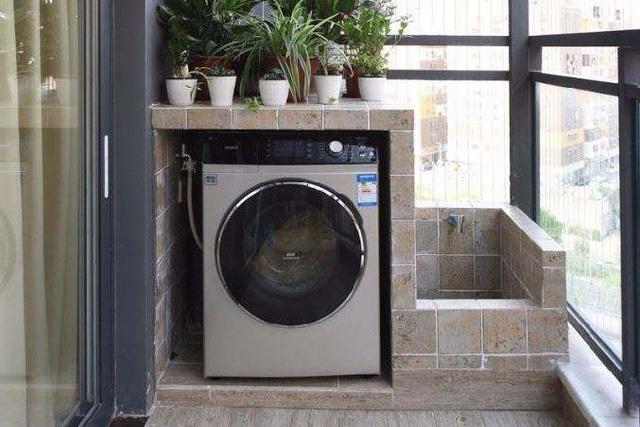 装修初期就要规划好插座的位置和高度,建议在洗衣机一侧(距地面120cm