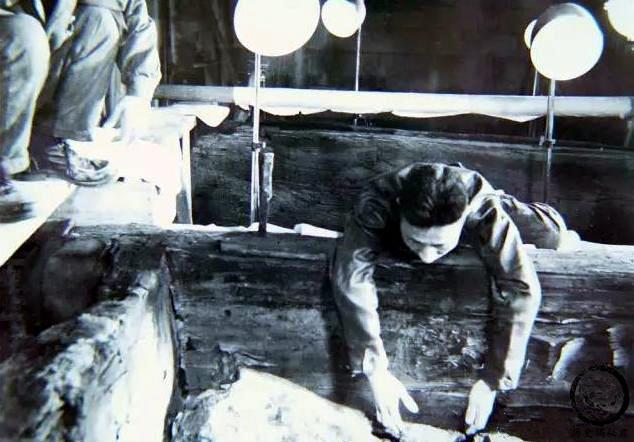 老照片再现1956年定陵发掘现场:代价惨痛,图9龙袍氧化成碎片