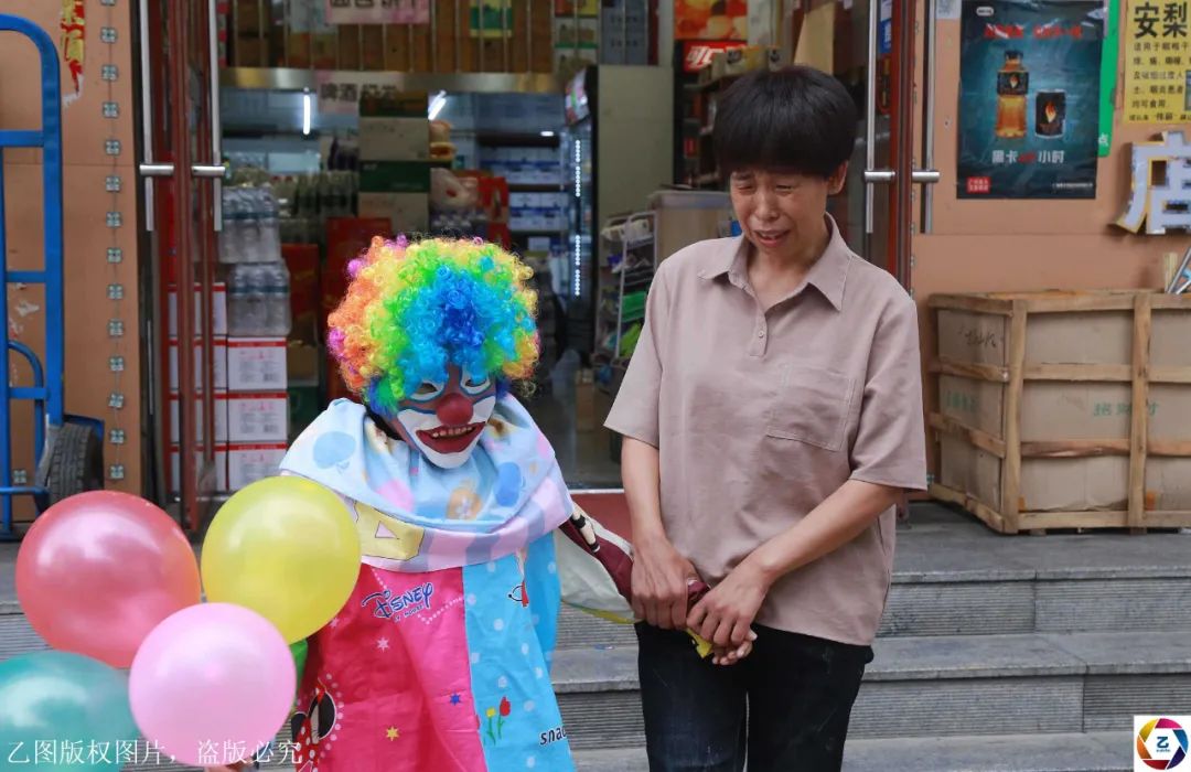母亲：母亲跪地嚎啕大哭，13位母亲照片张张刺痛人心儿子病重无钱治