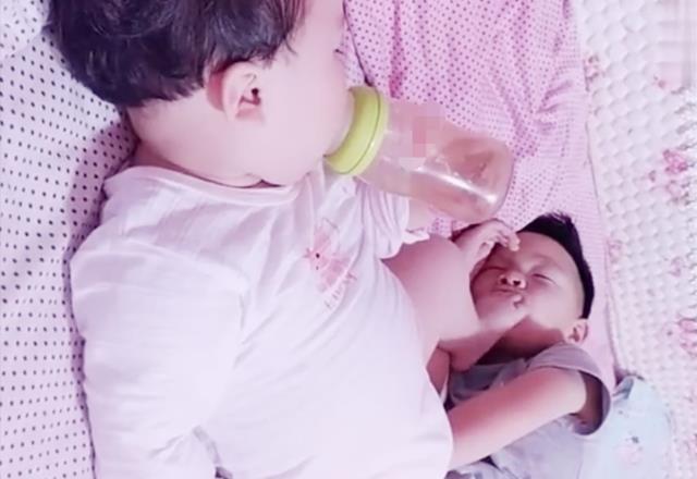 『哥哥』妈妈推开门，这画面妈妈都看不下去了让兄妹俩一起睡午觉
