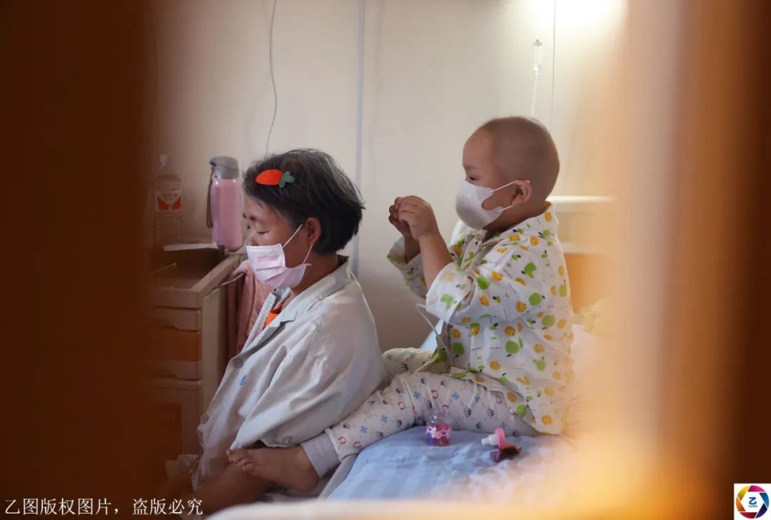 母亲：母亲跪地嚎啕大哭，13位母亲照片张张刺痛人心儿子病重无钱治