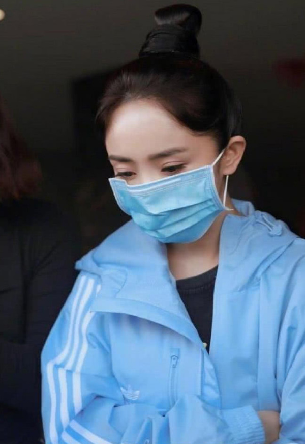 杨幂的脸是有多小?戴口罩完全挂不住,普通人戴着还要勒耳朵