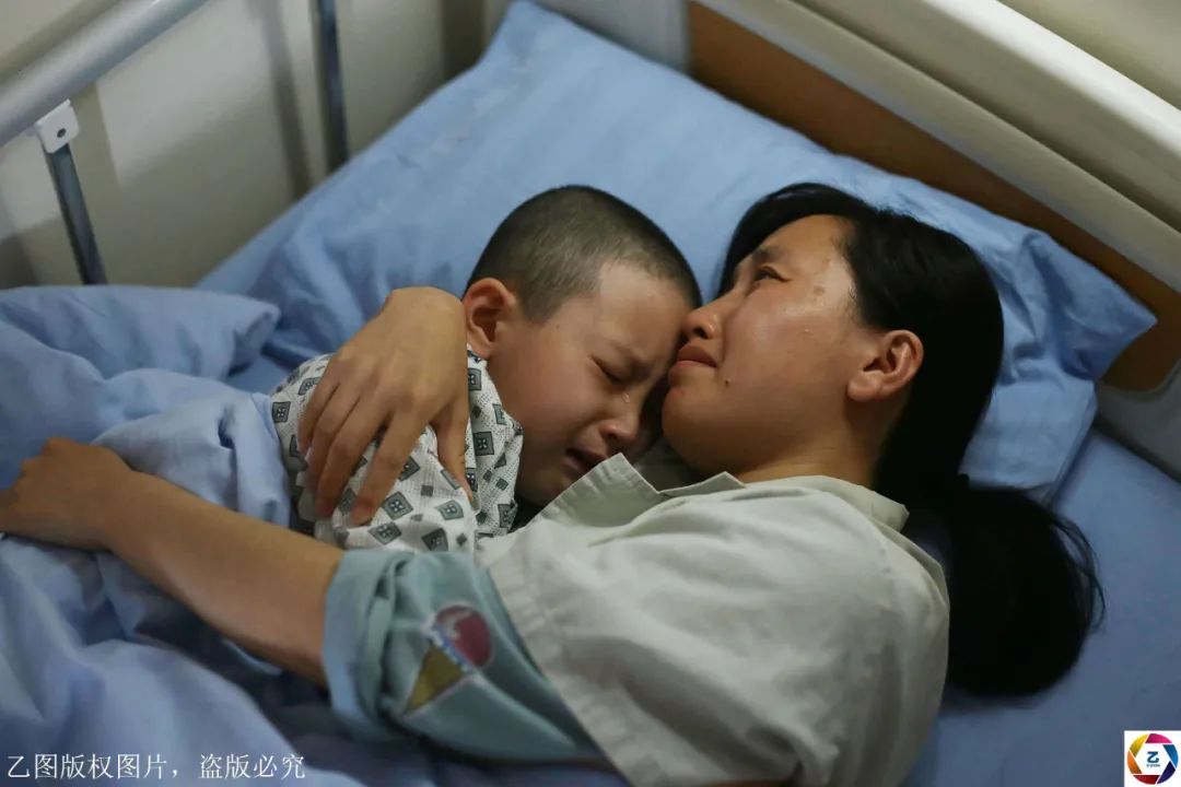 母亲：母亲跪地嚎啕大哭，13位母亲照片张张刺痛人心儿子病重无钱治