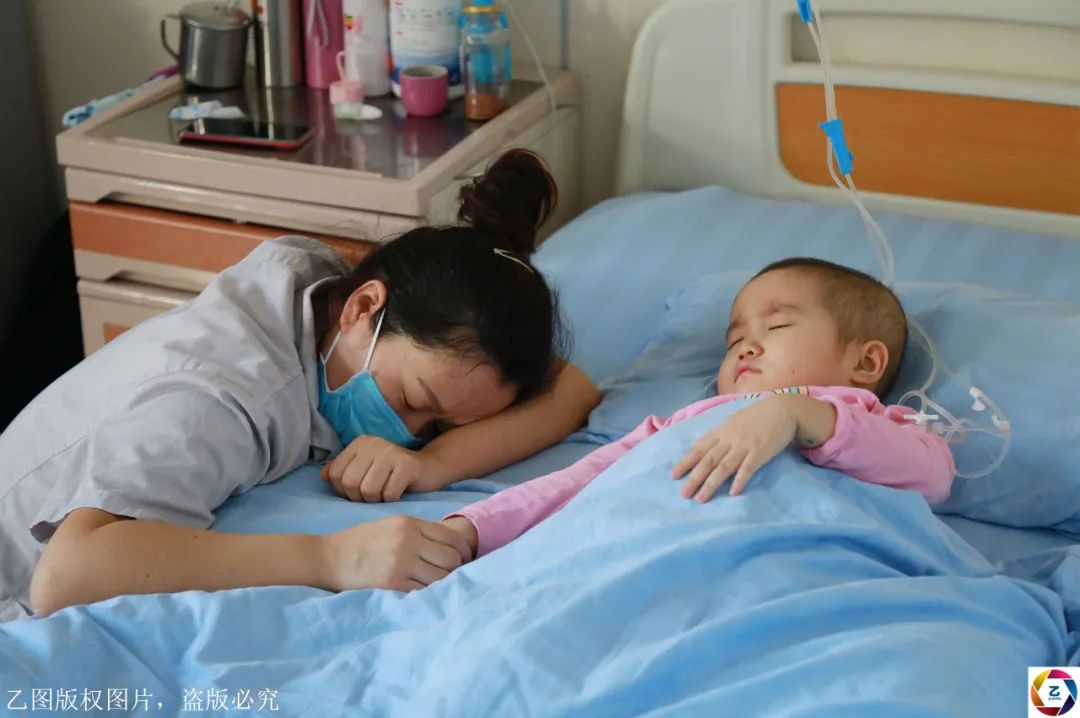 母亲：母亲跪地嚎啕大哭，13位母亲照片张张刺痛人心儿子病重无钱治