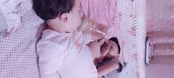 『哥哥』妈妈推开门，这画面妈妈都看不下去了让兄妹俩一起睡午觉