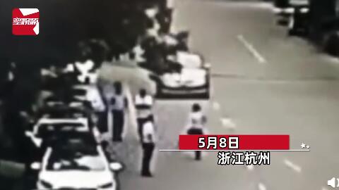 [马路]民警神速拉回，惊魂5秒！男子情绪失控冲上马路欲自杀