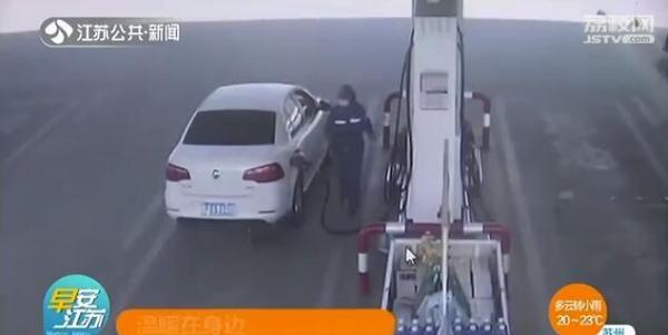 手机支付多输一个“0”加油站员工报警如数归还